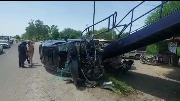 फगवाड़ाः यूनिवर्सिटी के बाहर फुट ओवर ब्रिज से टकराई ओडी कार