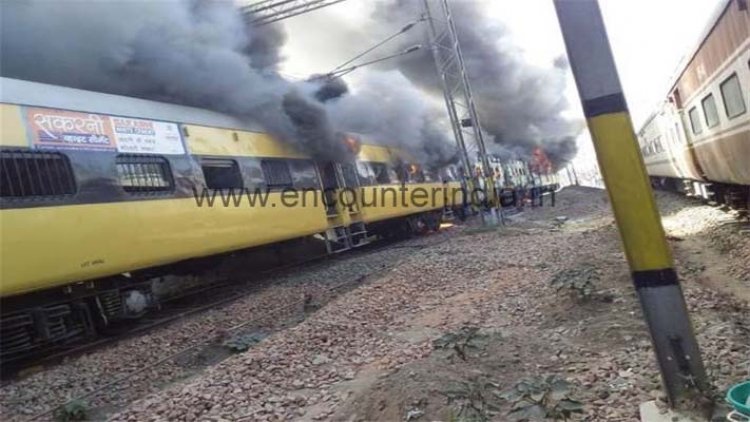 पंजाबः रेलवे स्टेशन पर खड़ी ट्रेन को लगी आग, मचा हड़कंप