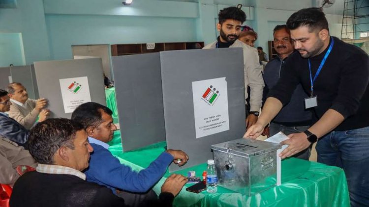 हिमाचल प्रदेश में वोटिंग जारी, CM ने मतदान से पहले की मंदिर में पूजा