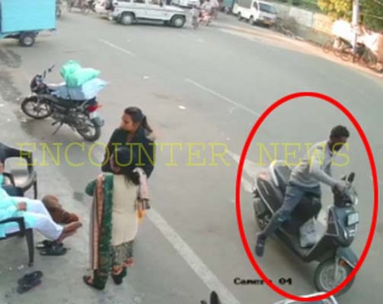 पंजाबः दिन दिहाड़े महिला के सामने स्कूटी लेकर फरार चोर, देखे CCTV