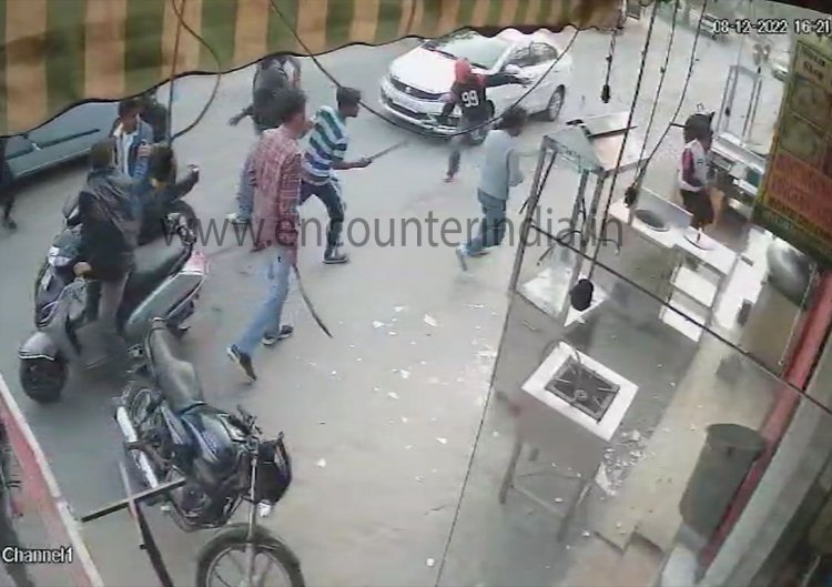 जालंधरः दिन दिहाड़े Goddamn Kitchen पर तेजधार हथियारों से युवकों ने किया हमला, देखें CCTV