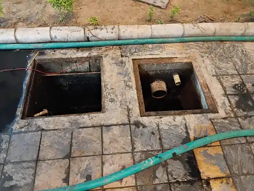 इस सेप्टिक टैंक में घुसे थे मृतक।