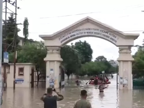 रेस्क्यू करते जवान।