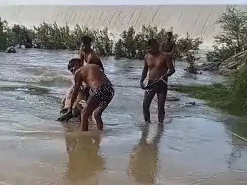 शव को बाहर निकालते रेस्क्यू टीम।