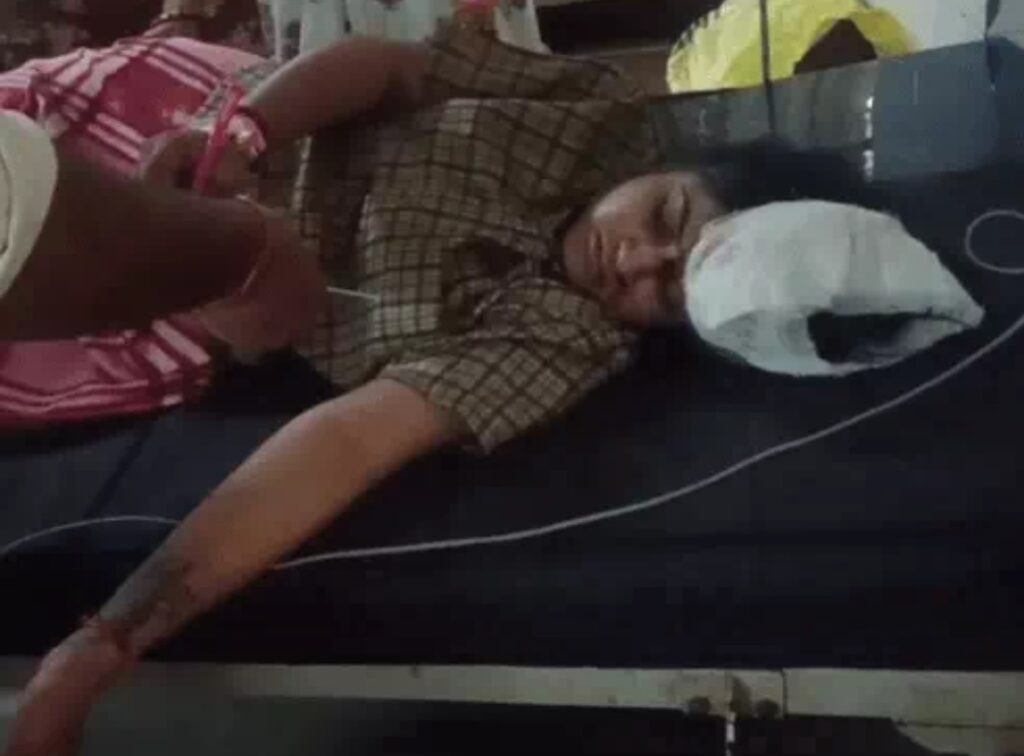 महिला वकील का इलाज करते डॉक्टर।