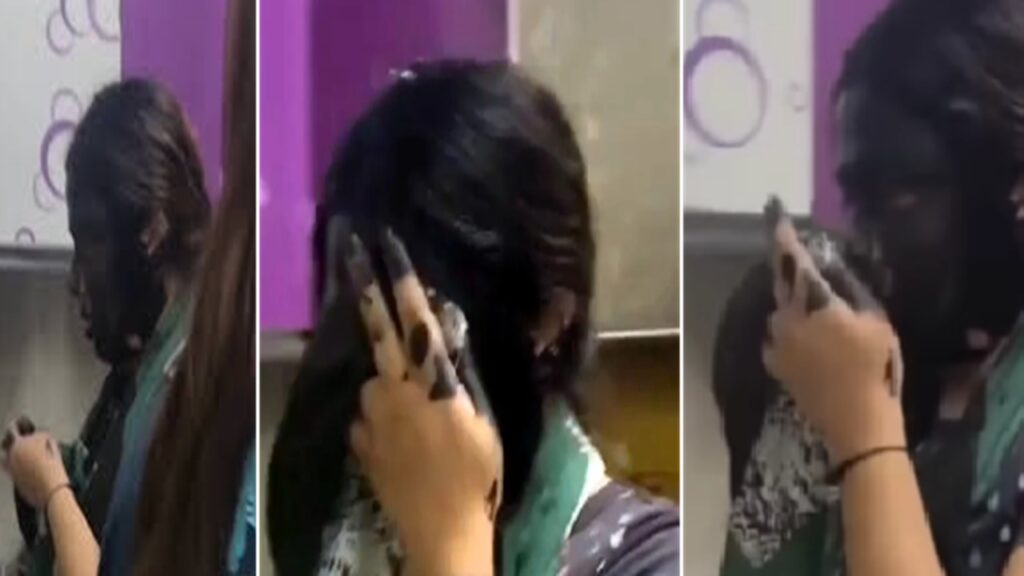 महिला के मुंह पर पोती गई कालिख।