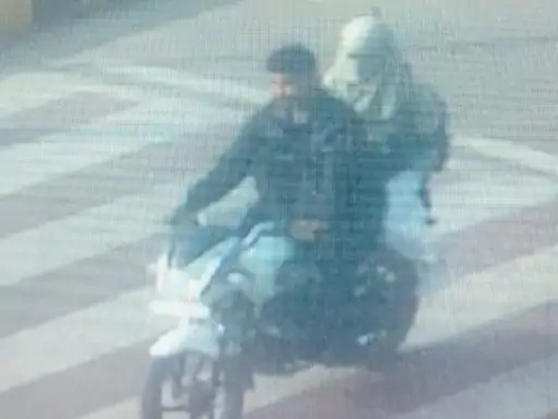 घटना से पहले प्रेमिका को बाइक पर घुमाते हुए आरोपी फौजी।