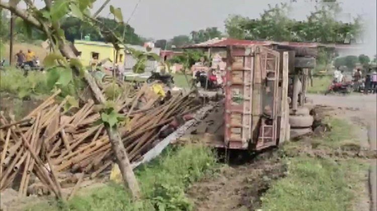 दर्दनाक हादसाः ट्रक पलटने से 8 मजदूरों की मौत...