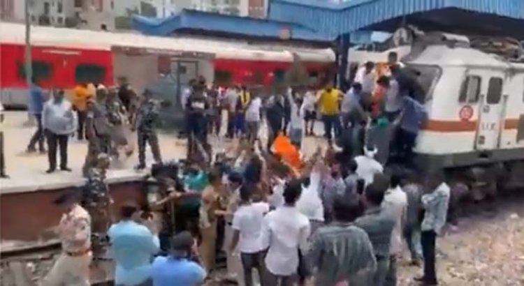 अग्निपथ योजनाः दिल्ली में इंडियन यूथ कांग्रेस के कार्यकर्ताओं ने शिवाजी रेलवे स्टेशन पर रोकी ट्रेन, देखें वीडियो