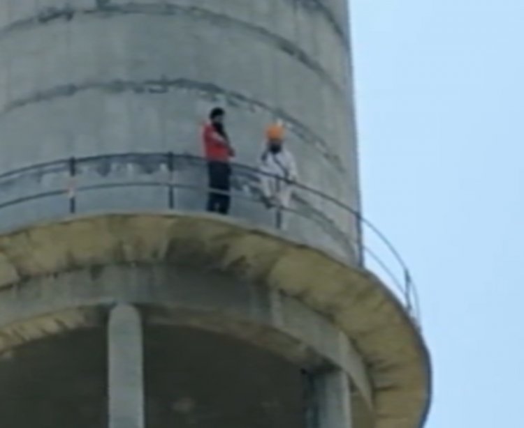 पंजाबः इंसाफ के लिए टंकी पर चढ़ा आम आदमी पार्टी का नेता, देखें वीडियो