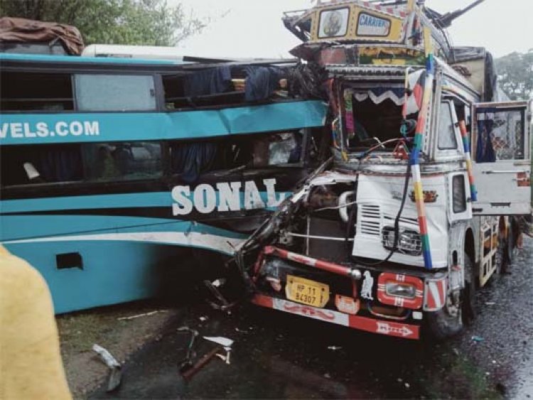 पंजाबः बस और ट्रक के बीच दर्दनाक सड़क हादसा, एक की मौत, 5 घायल