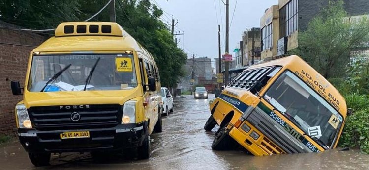 पंजाबः बारिश के कारण गड्ढे में गिरी स्कूल बस