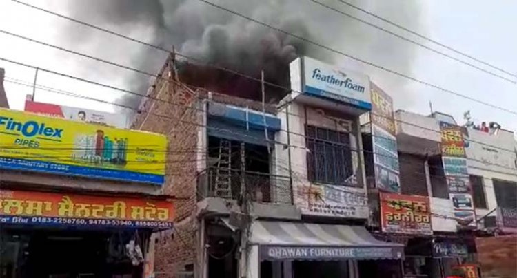 पंजाबः इस तंग बाजार में फर्नीचर की दुकान में लगी आग