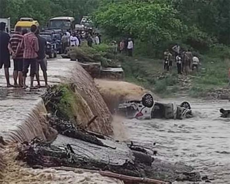 नदी के तेज बहाव में बही पंजाब के पर्यटकों की कार, 9 लोगों की मौत, 1 की हालत गंभीर