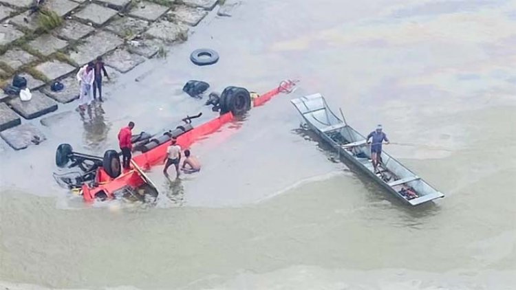 बड़ा हादसा! नदी में बस गिरने से 13 लोगों की मौत 
