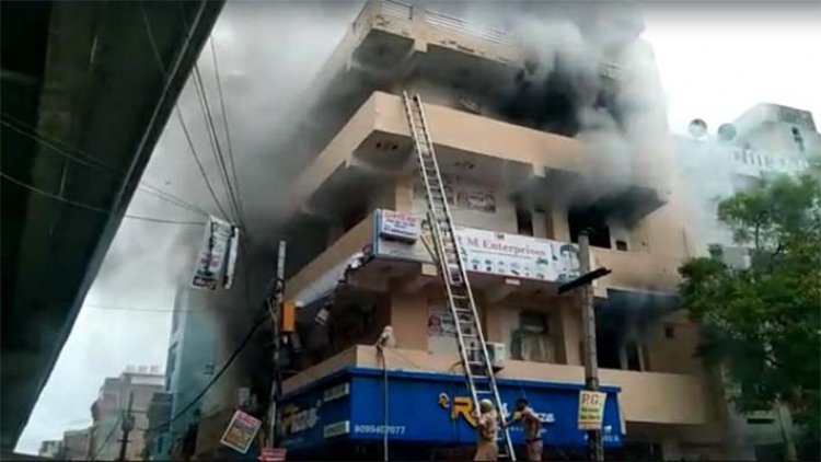 4 मंजिला इमारत में लगी भीषण आग, देखें वीडियो
