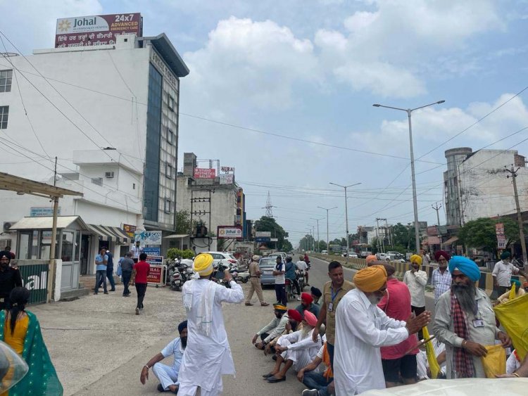 जालंधरः Johal Hospital पर कार्रवाई को लेकर पूर्व सैनिकों ने PAP चौक में लगाया धरना