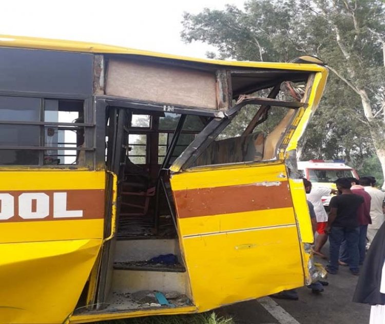 होशियारपुरः बच्चों से भरी स्कूल बस को ट्रक ने मारी टक्कर, एक की मौत, कई बच्चे घायल