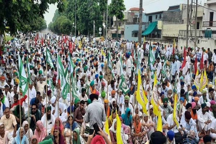 पंजाबः किसान नेता बलबीर राजेवाल सहित बड़ी गिनती में अपनी मांगों को लेकर इकट्ठे हुए किसान, देखें तस्वीरें