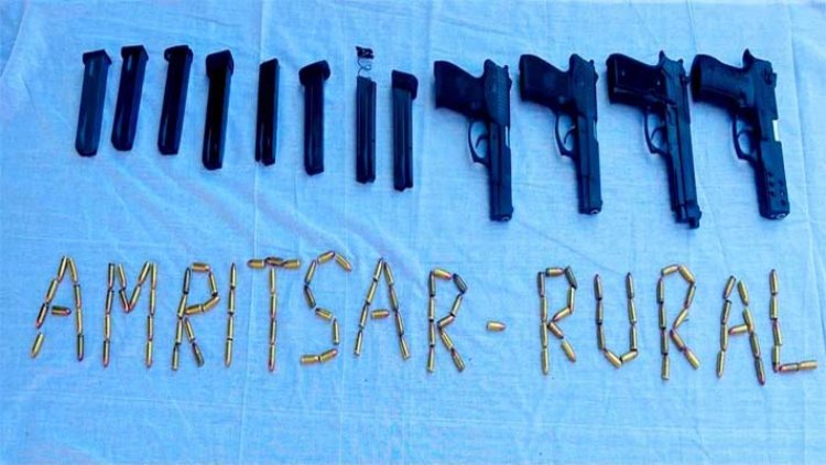 पंजाबः पाक से आई हथियारों की खेप बरामद