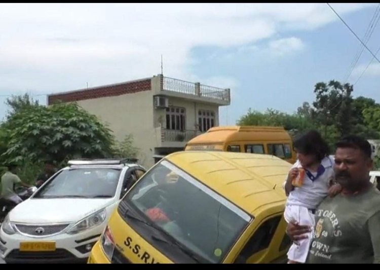 वाहन की टक्‍कर से नाले में गिरी निजी स्‍कूल मिनी बस, बच्चों को आई हल्की चोटें
