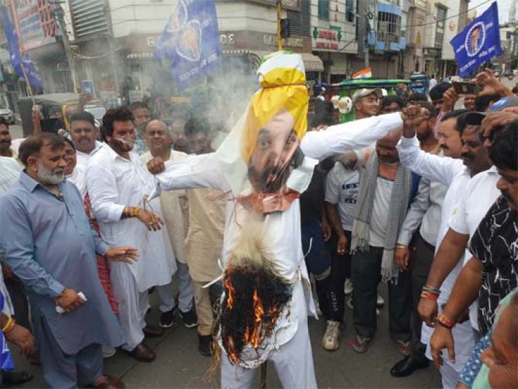 जालंधरः स्वतंत्रता दिवस पर पंजाब सफाई मजदूर फाउंडेशन ने सीएम मान का पुतला फूंककर किया प्रदर्शन