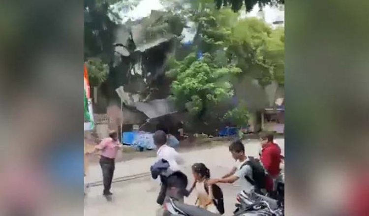 बोरीवली में गिरी 4 मंजिला इमारत, कई लोगों के दबे होने की आशंका, देखें वीडियो