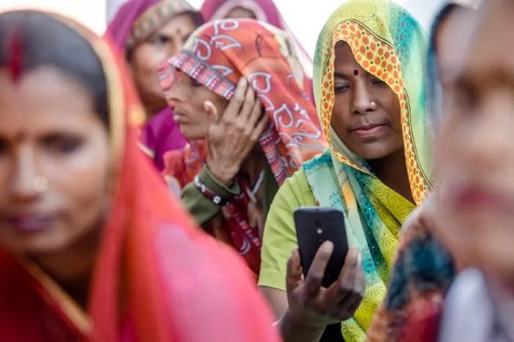 1.35 करोड़ महिलाओं को फ्री स्मार्टफोन देने जा रही सरकार...