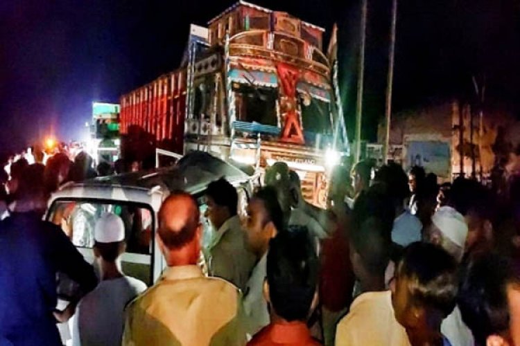 अनियंत्रित तेज रफ्तार ट्रक ने वैन को मारी टक्कर, 4 महिलाओं समेत 6 की मौत