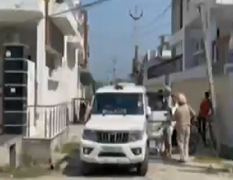 पंजाबः दिन-दिहाड़ें बाजार में कार सवार युवकों ने चलाई गोलियां, एक घायल