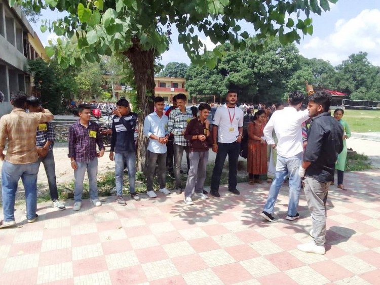 विद्यार्थी परिषद ने दौलतपुर चौक कॉलेज में शिक्षकों के रिक्त पदों को व सफ़ाई को लेकर की नारेबाज़ी
