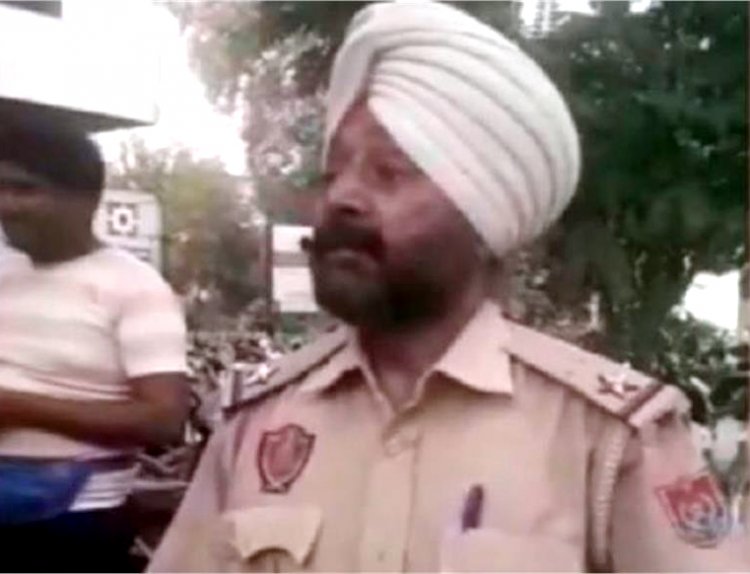 पंजाबः नशे में धुत पुलिसकर्मी ने किया हाईवोल्टेज ड्रामा, देखें वीडियो