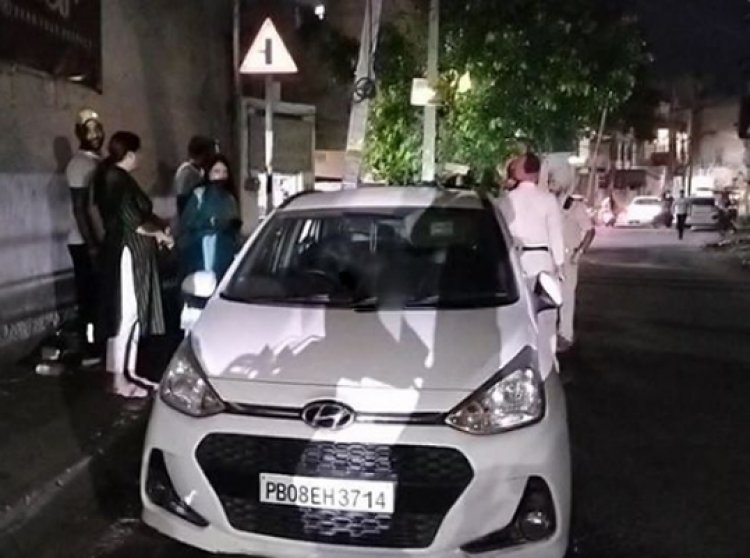 जालंधरः शॉपिंग करने आई NRI महिला की गाड़ी का शीशा तोड़ ग्रीन कार्ड और कैश लेकर फरार हुए चोर 