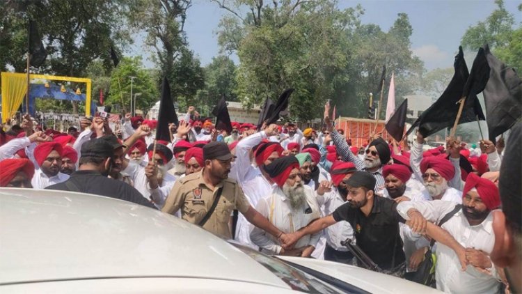 पंजाबः शहीदों को श्रद्धांजलि देने आए मंत्री फाैजा सिंह का पुतला फूंक किया प्रदर्शन