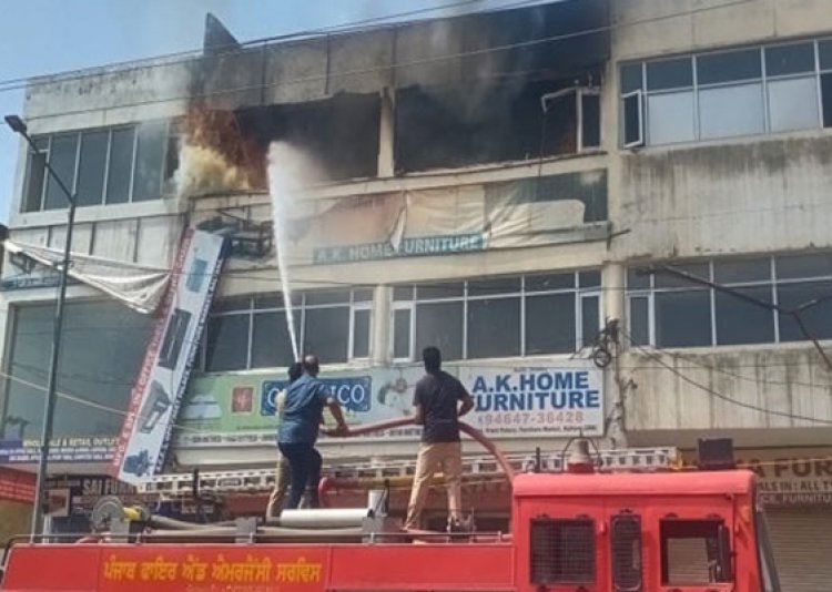 पंजाबः बालटाना की फर्नीचर मार्किट में लगी भयानक आग