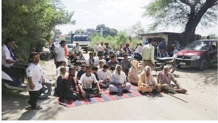 पुलिस कार्रवाई से नाखुश मृतका के परिजनों ने किया रोड जाम