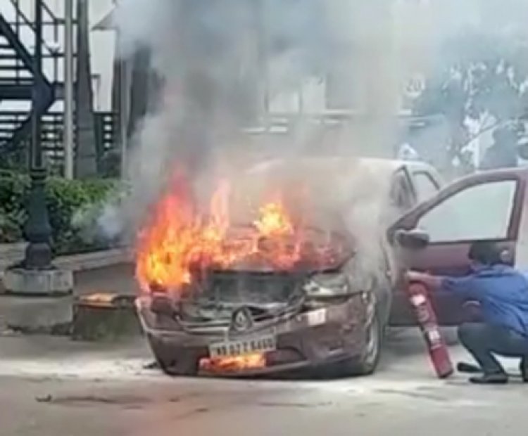 पंजाबः अचानक कार में लगी आग, डॉक्टर और बेटे ने बाहर निकल बचाई जान, देखें वीडियो