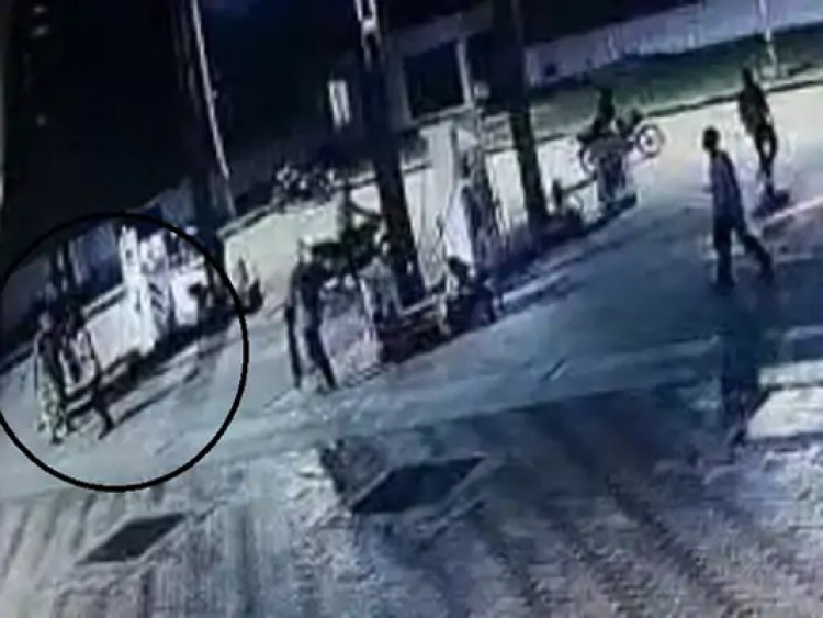 पंजाबः पेट्रोल पंप बाइक पर आए 2 हथियारबंद लूटेरों ने लुटे 90 हजार, देखे CCTV