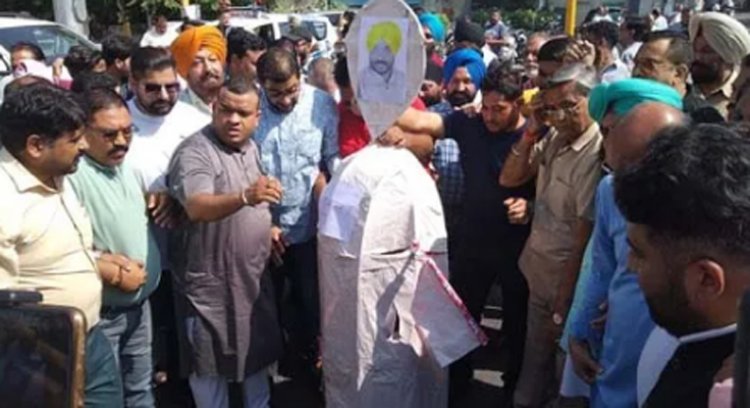 जालंधरः बीजेपी वर्करों ने श्री राम चौक में सीएम मान का पुतला फूंक किया प्रदर्शन, देखें वीडियो