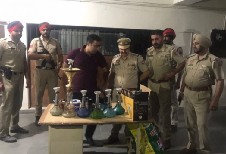 जालंधर: पुलिस ने हुक्का पीते 22 युवकों को लिया हिरासत में, Rocky रेस्टोरेंट के मालिक मौके से फरार