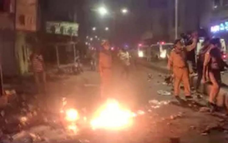 दिवाली की रात पटाखे फोड़ने को लेकर हुआ विवाद, 2 गुटों में जमकर हुई पत्थरबाजी, पुलिस पर भी अटैक