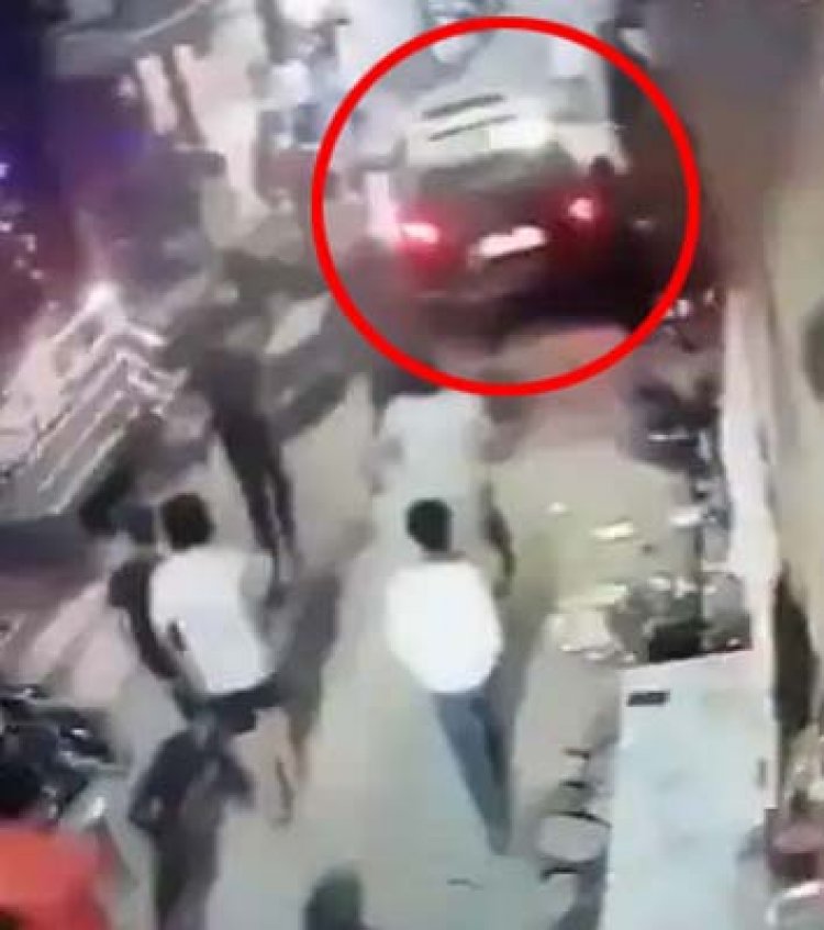 सड़क पर मामूली विवाद के चलते कार चालक ने कई युवकों को कुचल डाला, देखें वीडियो