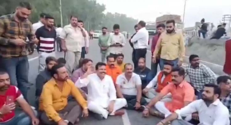 पंजाब से बड़ी खबरः सुधीर सूरी के कत्ल से गुस्साए हिंदू नेताओ ने किया हाईवे बंद, देखें वीडियो