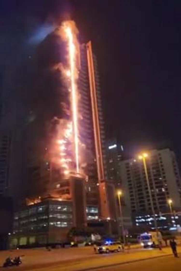 35 मंजिला इमारत में आग: देखते ही देखते धू-धू कर जली पूरी बिल्डिंग, देखें वीडियो