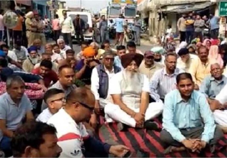 पंजाबः अवैध माइनिंग को लेकर लोगों ने लगाया पक्का धरना, किया रोड जाम
