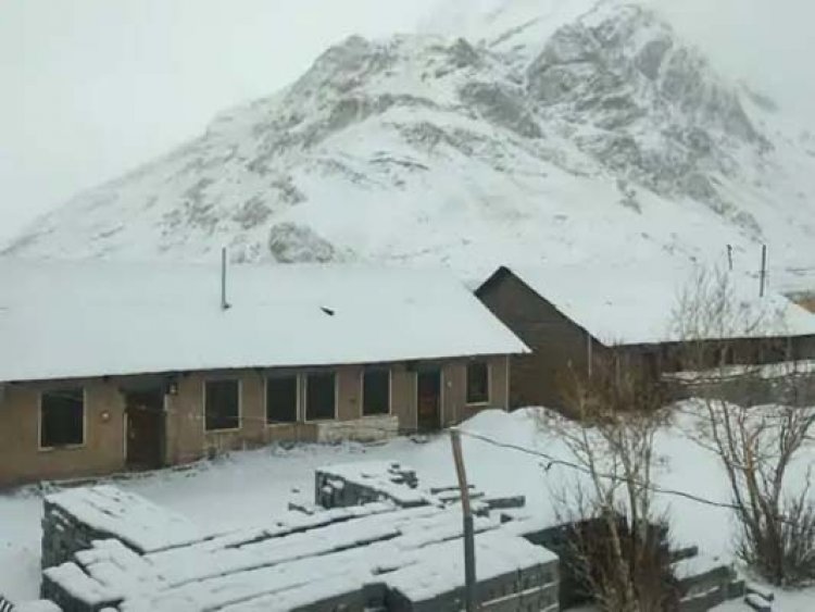 हिमाचल में बर्फबारी के कारण 128 सड़कें वाहनों के लिए की गई बंद, देखें वीडियो