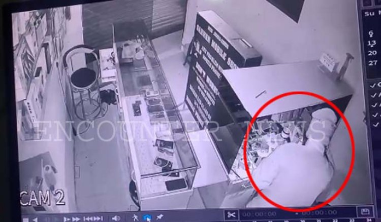 पंजाबः मोबाइल की दुकान को चोरों ने बनाया निशाना, देखें CCTV
