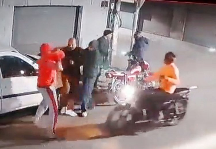 पंजाब: 5 नकाबपोशों ने हथियार के बल पर बाइक सवार युवकों को लूटा, देखे सीसीटीवी