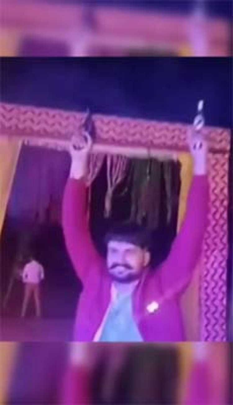 पंजाबः नहीं थम रहा गन कल्चर, शादी में युवक दो पिस्तौल हाथों में लेकर कर रहा हवा में फायर