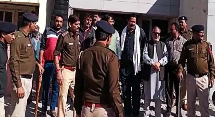 पुलिस ने भाजपा नेता शशि शंकर तिवारी और नरेश अरोड़ा को लिया हिरासत में, देखें वीडियो